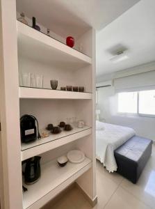 Habitación con 1 dormitorio con cama y estanterías en Apartamento Studio Deluxe HIR 37, en Río de Janeiro