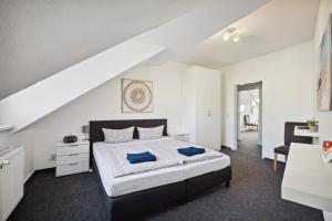 Un pat sau paturi într-o cameră la home2stay Apartmenthaus Dresden