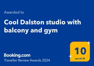 un letrero amarillo con las palabras "Estudio de delirios con baylor y gm" en Cool Dalston studio with balcony and gym en Londres