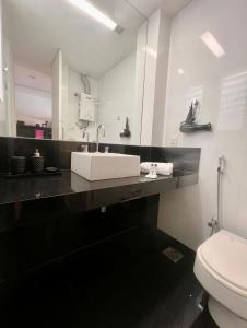 y baño con lavabo y aseo. en Apartamento Studio Deluxe HIR 37, en Río de Janeiro