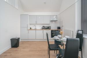 a kitchen and dining room with a table and chairs at Contractors I Working professionals I Relocators - Near Train Station and Airport in Luton