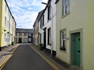 uma rua vazia numa cidade com edifícios em 2 bed in Cockermouth SZ123 em Cockermouth