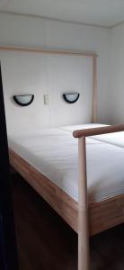 Una cama con dos ojos en el costado. en Chalet Veluwe G10 Veldkamp 4 Personen, en Epe