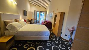 a hotel room with a bed in a room at Select Executive Residence in Florence