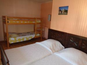 een slaapkamer met 2 stapelbedden en een plank bij Au Pied du Cognelot in Chalindrey