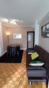 uma sala de estar com um sofá e um piano em Guesthouse Metro Station em Matosinhos