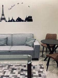 sala de estar con sofá y mesa en One bedroom, pool, self entry en Yeda