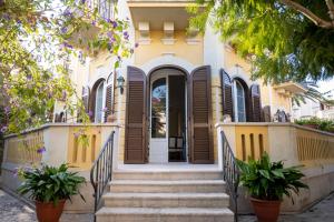 a house with stairs leading to the front door at Villa Giada in Trani