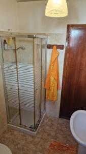 y baño con ducha con cabina de ducha de cristal. en B&B Rometta Beach en Rometta Marea