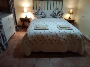 1 dormitorio con 1 cama grande y 2 lámparas en Villa Villen en Moclín