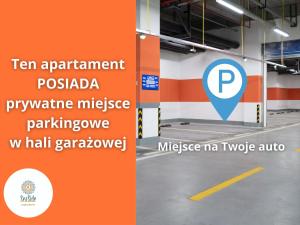 um sinal para uma garagem com uma etiqueta de estacionamento em Shellter Rogowo Seaside Apartamenty - na wydmie em Rogowo