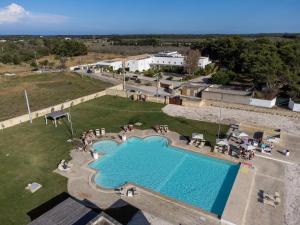 Der Swimmingpool an oder in der Nähe von Masseria Rauccio