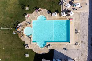 an overhead view of a swimming pool with people around it at Masseria Rauccio in Torre dell'Orso