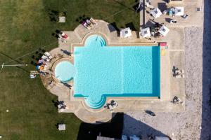 Der Swimmingpool an oder in der Nähe von Masseria Rauccio
