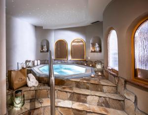 Bazén v ubytování Hotel Arcobaleno nebo v jeho okolí