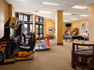 ブリッケンリッジにあるSuite at Grand Lodge Peak 7 Ski-in/outのロビーにはアーケードゲームとテーブルが備わります。