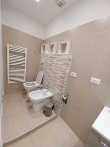 uma casa de banho com um WC e um lavatório em Il covo dei Briganti em Roma