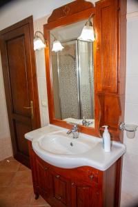 a bathroom with a sink and a mirror at Casa vacanze Trasimeno in Sant Arcangelo