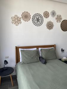 um quarto com uma cama com placas pretas e brancas na parede em Precious Studio w/ working station em Playa del Carmen