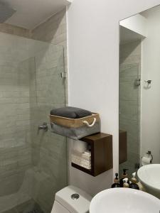 uma casa de banho com um WC, um lavatório e um chuveiro em Precious Studio w/ working station em Playa del Carmen