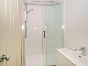 ein Bad mit einer Dusche und einem Waschbecken in der Unterkunft 4 Bed in Broughton - in - Furness 90412 in Duddon