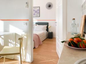 Zimmer mit einem Bett und einer Obstschale in der Unterkunft Alinari Boutique Apartments in Florenz
