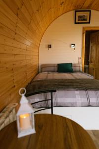 una stanza con due letti e un tavolo con una lampada di Easkey Glamping Village a Easkey