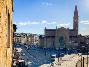 eine große Kirche mit einer Straße davor in der Unterkunft Alinari Boutique Apartments in Florenz