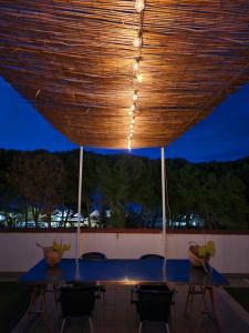einen blauen Tisch mit Stühlen unter einer Holzdecke in der Unterkunft Hotel Petit in Silvi Marina