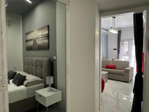 uma sala de estar com um sofá e um espelho em Dolce Marea Suites em Licata