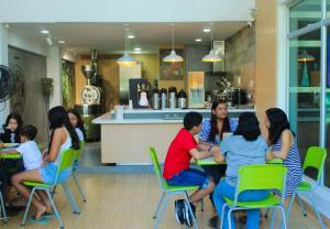 a group of women sitting at a table in a restaurant at Hotel Genova Prado in Barranquilla
