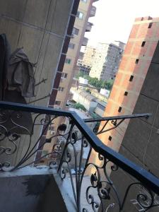 Lovely 3-bedroom rental unit.cozy and friendly في القاهرة: اطلالة من شرفة على مبنى