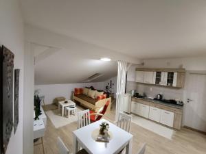 eine Küche und ein Wohnzimmer mit einem Tisch und Stühlen in der Unterkunft Apartmani S - DSN in Kraljevo