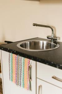 un bancone della cucina con un lavandino sopra di Easkey Glamping Village a Easkey