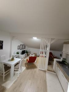 sala de estar con mesa y cocina en Apartmani S - DSN en Kraljevo