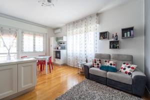 ein Wohnzimmer mit einem Sofa und einem Tisch in der Unterkunft appartamento luce del lago in Salò