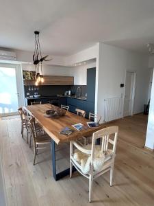 een keuken en eetkamer met een houten tafel en stoelen bij AMIA rooms & wine in Valdobbiadene