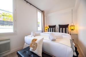 - une chambre avec un grand lit blanc et une fenêtre dans l'établissement Stunning flat in Paris, à Paris