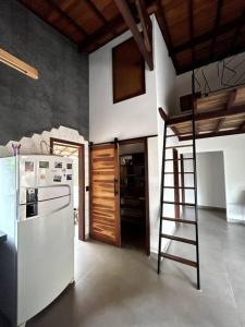 eine Küche mit einer Leiter neben einem Kühlschrank in der Unterkunft Casa Meninas do Rio 01 in Lençóis