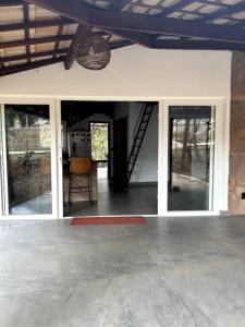 ein Wohnzimmer mit Glasschiebetüren und einer Treppe in der Unterkunft Casa Meninas do Rio 01 in Lençóis