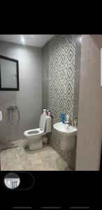 La salle de bains est pourvue de toilettes et d'un lavabo. dans l'établissement Sousse home, à Hammam Sousse