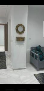 Habitación con cama y pared con espejo. en Sousse home, en Hammam Sousse