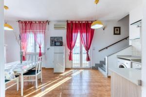 Kuchyň nebo kuchyňský kout v ubytování Appartamento fronte mare con vista mare