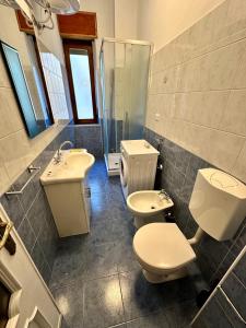 a bathroom with two toilets and a sink and a shower at Casa Vanchiglia - Centro in Turin