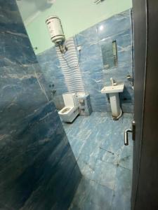 uma casa de banho com um lavatório, um WC e um espelho. em Hotel Heaven residency em Greater Noida