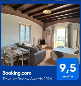een woonkamer met een bank en een tafel bij Vittoria Apartment in Serravalle Scrivia