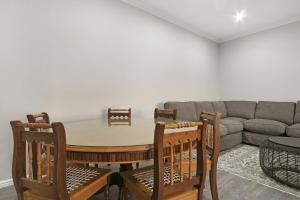un soggiorno con tavolo, sedie e divano di Jacquelena Hof 9 by Host Agents a Strand