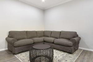 un soggiorno con un divano e un tavolo di Jacquelena Hof 9 by Host Agents a Strand Altre 25 foto