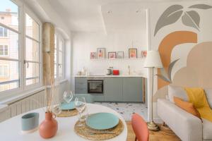 a living room with a couch and a table at Design et cosy en hypercentre in Lyon