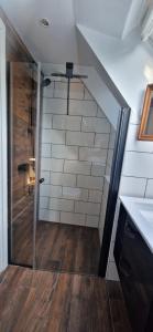 A bathroom at Aplagårdens vingård